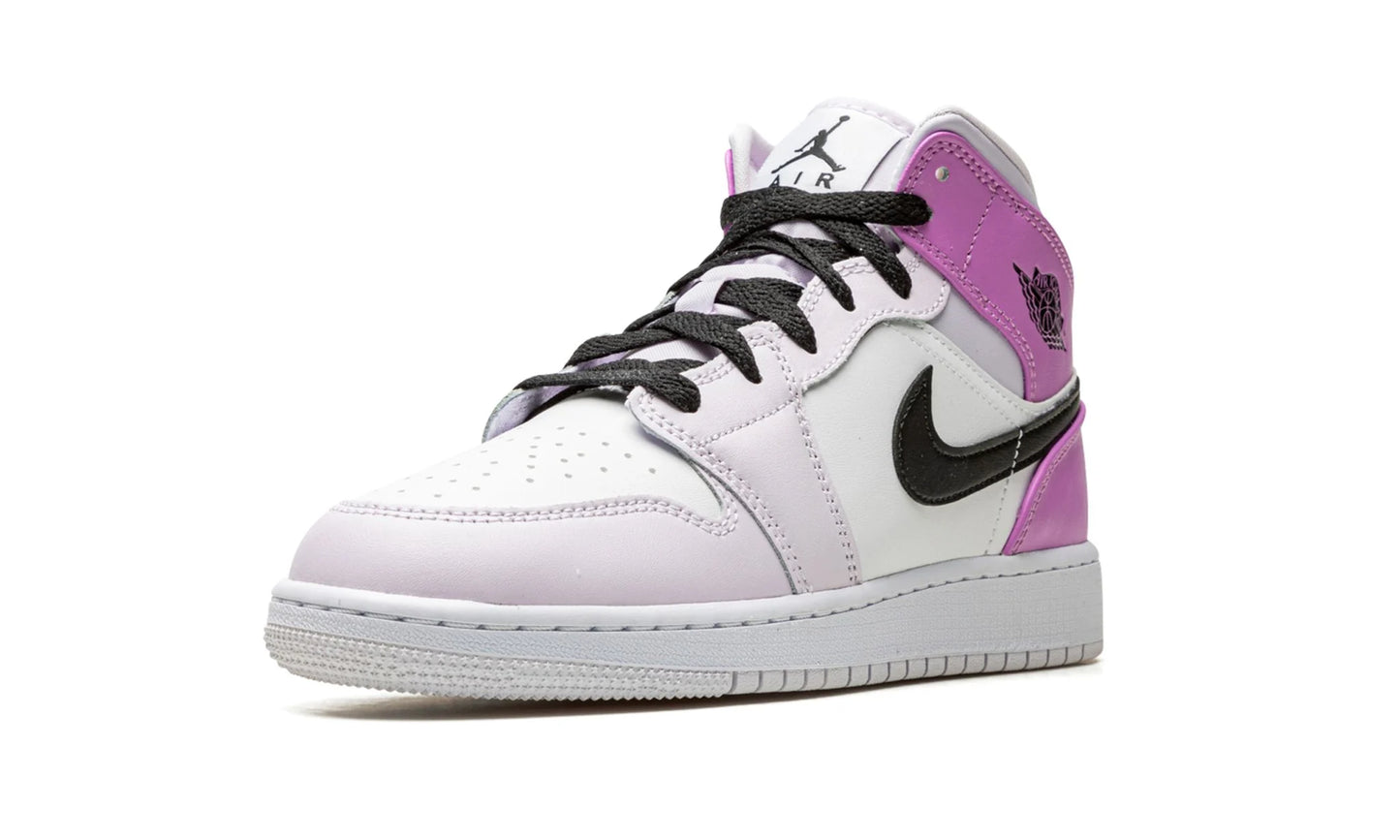 Jordan 1 mid "Barely Grape"