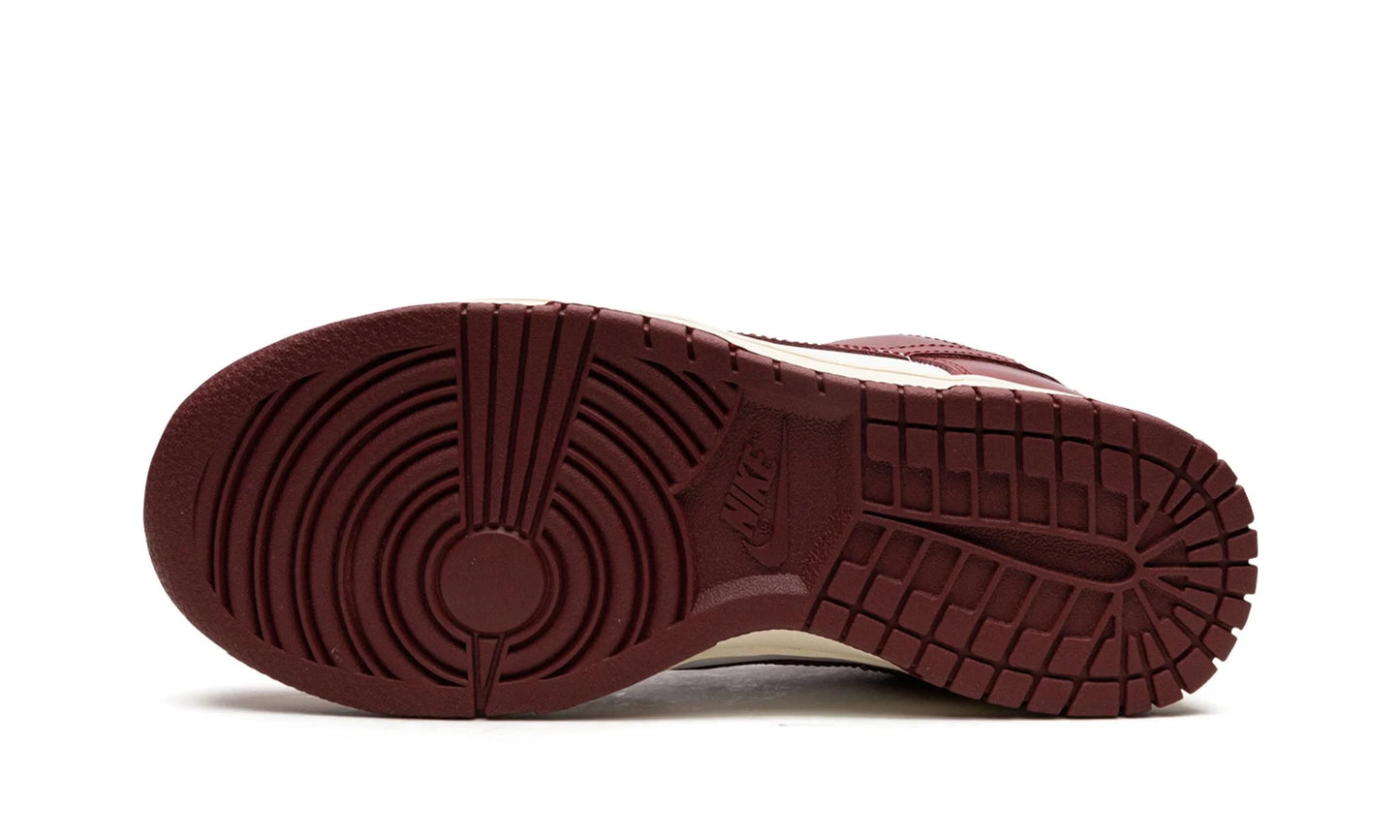 Nike Dunk Low Vintage "Team Red" (W)