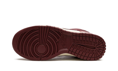 Nike Dunk Low Vintage "Team Red" (W)