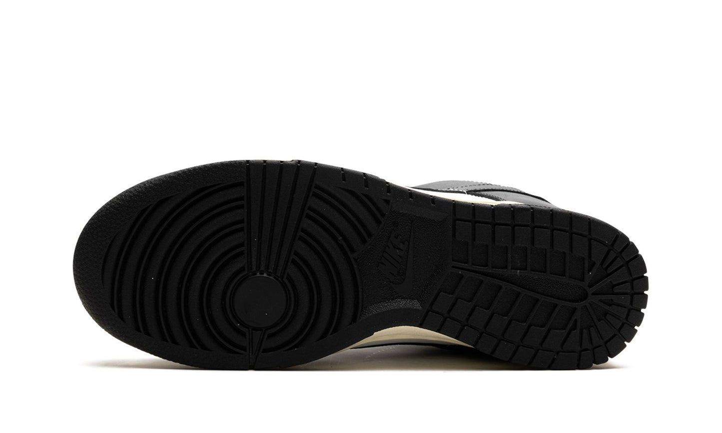 Nike Dunk Low "Vintage Panda" (W)